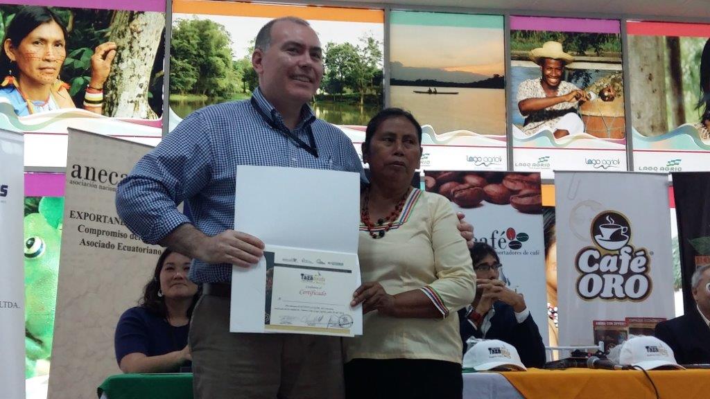 Andrew Hetzel, the head judge, recognizes the president of the indigenous women's group Kallary. Photo by CRS.